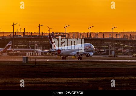Albrecht-Dürer Airport Nürnberg im Sonnenuntergang Landung eines Embraer 175 Kurzstreckenflugzeug aus Paris - Charles de Gaulle CDG kommen, der Fluggesellschaft HOP, eine Tochtergesellschaft der franzöischen Airline Air France. Die Landung auf dem fränkischen Verkehrsflughafen fand während eines intensiven orangenen Sonnenuntergang über der Frankenmetropole statt. Nürnberg Bayern Deutschland *** Flughafen Albrecht Dürer Nürnberg bei Sonnenuntergang Landung eines Kurzstreckenflugzeugs Embraer 175 aus Paris Charles de Gaulle CDG, der Fluggesellschaft HOP , einer Tochtergesellschaft der französischen Fluggesellschaft Air France the la Stockfoto