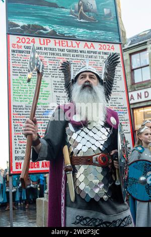 Mitglieder des Jarl Squad 2024 marschierten durch Lerwick auf den Shetland Isles während des Up Helly AA Festivals. Im ersten Jahr waren Mädchen im Jarl-Team. Stockfoto