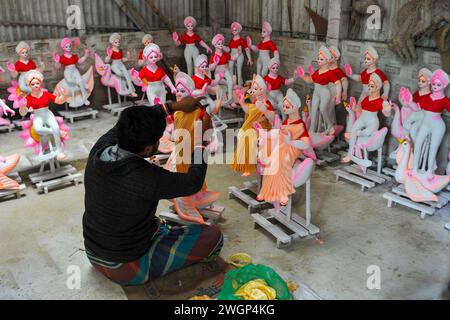 Die Statue der hinduistischen Gottheit Saraswati wird in Sylhet dekoriert. Saraswati Göttin ist eng mit Wissen, Bildung und Lernen verbunden, zusätzlich zu Musik und Kunst. Dieses Jahr findet am Mittwoch, den 7. Februar, die Saraswati Puja auf Basis von Basant Panchami statt. Bangladesch. Stockfoto