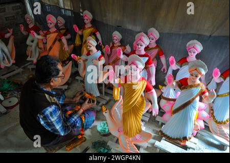 Die Statue der hinduistischen Gottheit Saraswati wird in Sylhet dekoriert. Saraswati Göttin ist eng mit Wissen, Bildung und Lernen verbunden, zusätzlich zu Musik und Kunst. Dieses Jahr findet am Mittwoch, den 7. Februar, die Saraswati Puja auf Basis von Basant Panchami statt. Bangladesch. Stockfoto