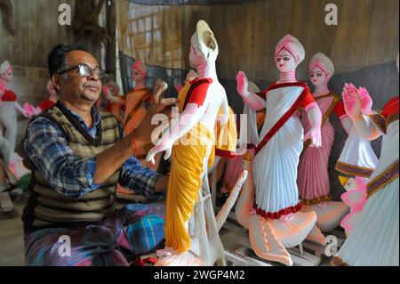 Die Statue der hinduistischen Gottheit Saraswati wird in Sylhet dekoriert. Saraswati Göttin ist eng mit Wissen, Bildung und Lernen verbunden, zusätzlich zu Musik und Kunst. Dieses Jahr findet am Mittwoch, den 7. Februar, die Saraswati Puja auf Basis von Basant Panchami statt. Bangladesch. Stockfoto