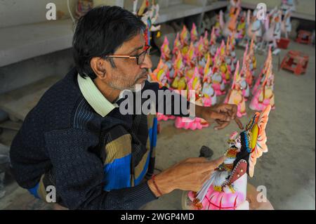 Die Statue der hinduistischen Gottheit Saraswati wird in Sylhet dekoriert. Saraswati Göttin ist eng mit Wissen, Bildung und Lernen verbunden, zusätzlich zu Musik und Kunst. Dieses Jahr findet am Mittwoch, den 7. Februar, die Saraswati Puja auf Basis von Basant Panchami statt. Bangladesch. Stockfoto