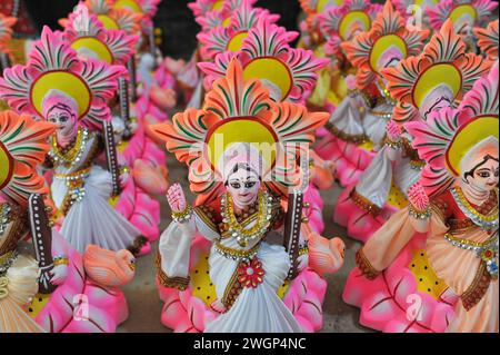 Die Statue der hinduistischen Gottheit Saraswati wird in Sylhet dekoriert. Saraswati Göttin ist eng mit Wissen, Bildung und Lernen verbunden, zusätzlich zu Musik und Kunst. Dieses Jahr findet am Mittwoch, den 7. Februar, die Saraswati Puja auf Basis von Basant Panchami statt. Bangladesch. Stockfoto