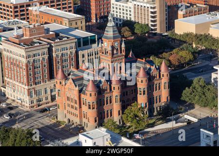 Dallas, USA - 7. November 2023: Malerische Skyline mit Dallas County Courthouse am späten Nachmittag in Dallas, Texas Stockfoto