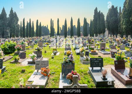 VENEDIG - ITALIEN, APR 4, 2007: Grabsteine auf der Friedhof-Insel San Michele in Venedig, Italien. San Michele ist seit Jahrhunderten der wichtigste Friedhof Stockfoto