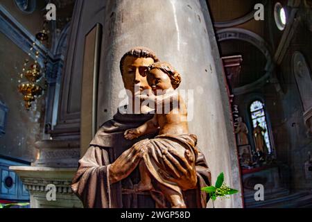 Venedig, Italien - 10. April 2007: Friedhofsinsel San Michele, Figur in der Kirche, die anmutig und heilig mit Kind im Arm aussieht. Stockfoto