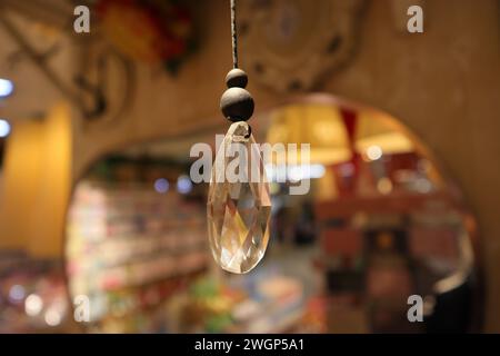 Ein schönes Schmuckstück aus weißem Diamanten, das wie eine Halskette hängt. Stockfoto