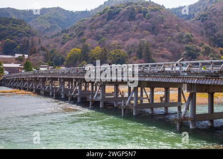 Die Togetsukuo-Brücke über den Fluss Oi bei Arashiyama in Kyoto, Japan. Stockfoto