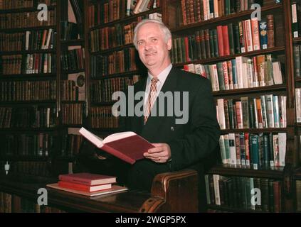 Aktenfoto vom 05/97 des irischen Premierministers John Bruton entspannt sich mit einem Buch, bevor er an einer Debatte in der Oxford Union teilnimmt. Der ehemalige irische Premierminister John Bruton ist im Alter von 76 Jahren an einer langen Krankheit gestorben, wie seine Familie bestätigt hat. Ausgabedatum: Dienstag, 6. Februar 2024. Stockfoto