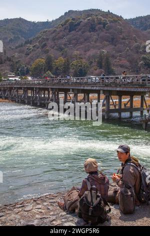 Die Togetsukuo-Brücke über den Fluss Oi bei Arashiyama in Kyoto, Japan. Stockfoto