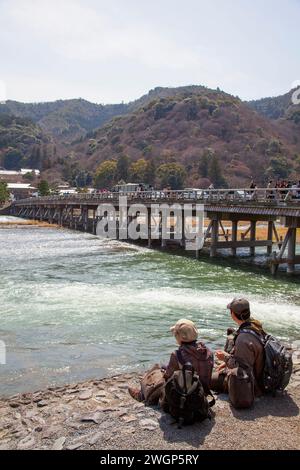 Die Togetsukuo-Brücke über den Fluss Oi bei Arashiyama in Kyoto, Japan. Stockfoto