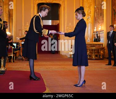 Madeleine Davidson-Houston erhält die Queen's Gallantry Medal, die an ihren verstorbenen Großvater John Rees von der Prinzessin Royal in Windsor Castle verliehen wurde. Die Ehre würdigt Herrn Rees' Intervention bei einem bewaffneten Angriff auf ein Co-op-Geschäft in der Penygraig High Street am 5. Mai 2020. Bilddatum: Dienstag, 6. Februar 2024. Stockfoto