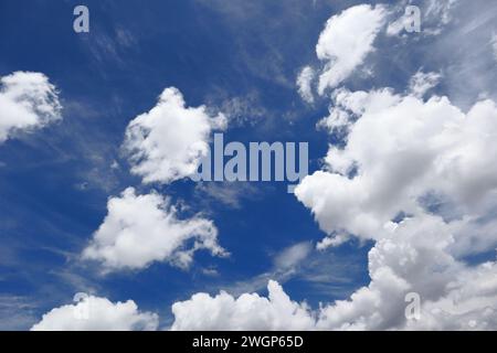 bewölkter nimbus am hellblauen Himmel, geeignet für Tapeten und Hintergrundbilder Stockfoto
