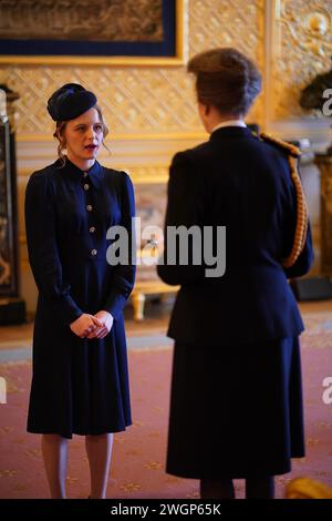 Madeleine Davidson-Houston erhält die Queen's Gallantry Medal, die an ihren verstorbenen Großvater John Rees von der Prinzessin Royal in Windsor Castle verliehen wurde. Die Ehre würdigt Herrn Rees' Intervention bei einem bewaffneten Angriff auf ein Co-op-Geschäft in der Penygraig High Street am 5. Mai 2020. Bilddatum: Dienstag, 6. Februar 2024. Stockfoto