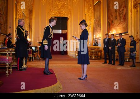 Madeleine Davidson-Houston erhält die Queen's Gallantry Medal, die an ihren verstorbenen Großvater John Rees von der Prinzessin Royal in Windsor Castle verliehen wurde. Die Ehre würdigt Herrn Rees' Intervention bei einem bewaffneten Angriff auf ein Co-op-Geschäft in der Penygraig High Street am 5. Mai 2020. Bilddatum: Dienstag, 6. Februar 2024. Stockfoto