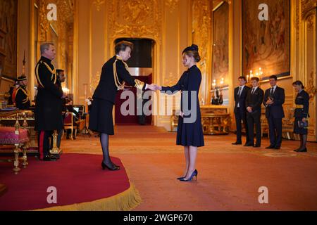 Madeleine Davidson-Houston erhält die Queen's Gallantry Medal, die an ihren verstorbenen Großvater John Rees von der Prinzessin Royal in Windsor Castle verliehen wurde. Die Ehre würdigt Herrn Rees' Intervention bei einem bewaffneten Angriff auf ein Co-op-Geschäft in der Penygraig High Street am 5. Mai 2020. Bilddatum: Dienstag, 6. Februar 2024. Stockfoto