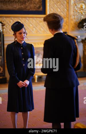 Madeleine Davidson-Houston erhält die Queen's Gallantry Medal, die an ihren verstorbenen Großvater John Rees von der Prinzessin Royal in Windsor Castle verliehen wurde. Die Ehre würdigt Herrn Rees' Intervention bei einem bewaffneten Angriff auf ein Co-op-Geschäft in der Penygraig High Street am 5. Mai 2020. Bilddatum: Dienstag, 6. Februar 2024. Stockfoto