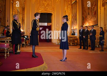 Madeleine Davidson-Houston erhält die Queen's Gallantry Medal, die an ihren verstorbenen Großvater John Rees von der Prinzessin Royal in Windsor Castle verliehen wurde. Die Ehre würdigt Herrn Rees' Intervention bei einem bewaffneten Angriff auf ein Co-op-Geschäft in der Penygraig High Street am 5. Mai 2020. Bilddatum: Dienstag, 6. Februar 2024. Stockfoto