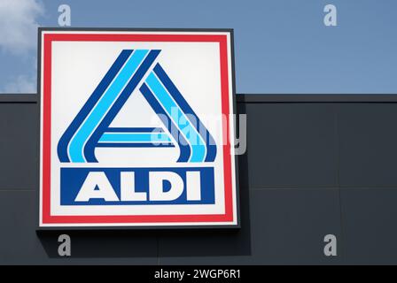 Teneriffa, Spanien 28. Januar 2024: Aldi Discount Supermarkt. Aldi verkauft eine Reihe von Lebensmitteln, darunter Produkte, Fleisch und Milchprodukte zu Rabattpri Stockfoto