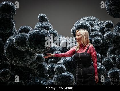 London, Großbritannien. Februar 2024. Eine Galerie-Freiwillige mit Tara Donovan, Untitled (Mylar), 2011/2018. „When Forms Come Alive – Sixty Years of Restless Sculpture“ ist eine spielerische und lebendige Ausstellung, die zeigt, wie Künstler von Bewegung, Flux und organischem Wachstum inspiriert wurden. Quelle: Imageplotter/Alamy Live News Stockfoto