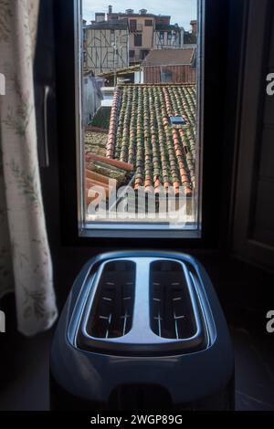 Toaster auf der Fensterbank eines Landhauses. Konzentrieren Sie sich auf den Toaster Stockfoto