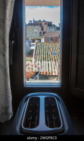 Toaster auf der Fensterbank eines Landhauses. Konzentrieren Sie sich auf den Toaster Stockfoto