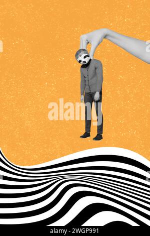 Vertikale Collage Illustration Poster monochrome Effekt Hand halten Karikatur menschliche Faultier Maske Tier gestreift exklusiv orange Hintergrund Stockfoto