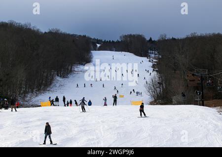 West Dover, Vermont, USA - 31. Januar 2023: Viele Skifahrer und Snowboarder genießen Silvester auf den Pisten des Mt. Schnee in Vermont USA. Stockfoto