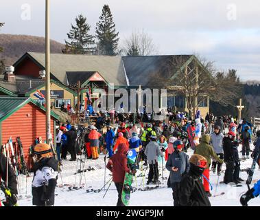 West Dover, Vermont, USA - 31. Januar 2023: Viele Skifahrer und Snowboarder genießen Silvester in der Lodge am Mount Snow Vermont. Stockfoto