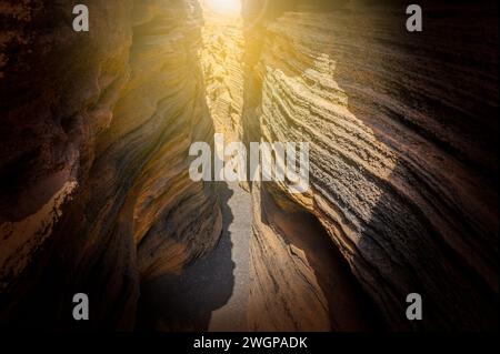 Begeben Sie sich in den faszinierenden Las Grietas Canyon von Lanzarote, ein geologisches Wunderwerk, das von der vulkanischen Majestät der Insel eingerahmt wird und ideal für Entdecker und Fotos ist Stockfoto