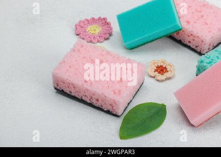 Verschiedene Schwämme zum Waschen von Geschirr. Bio-Reinigungskonzept, Zitronenfrische. Steinbetonhintergrund, flache Lage, Kopierraum Stockfoto