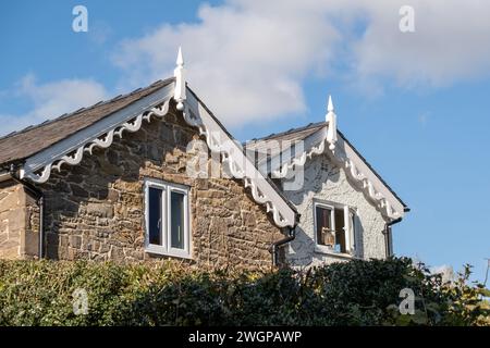 Dekorative Barge Bretter aus Accoya-Holz und Finial in traditioneller Dachanwendung Stockfoto