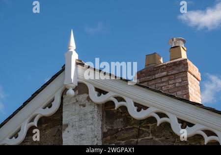 Dekorative Barge Bretter aus Accoya-Holz und Finial in traditioneller Dachanwendung Stockfoto