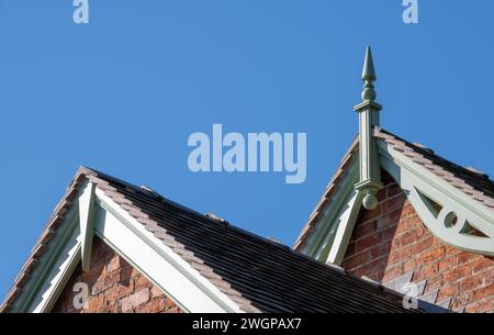 Dekorative Barge Bretter aus Accoya-Holz und Finial in traditioneller Dachanwendung Stockfoto
