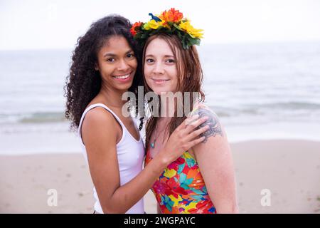 Porträts junger Frauen mit gemischter Rasse, Freunde, die am Strand posieren und Spaß haben. Stockfoto