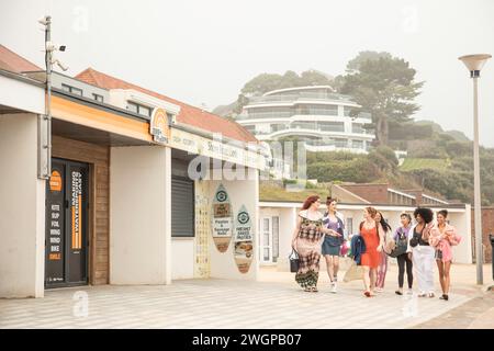 Gemischte Gruppe weiblicher Freunde, die zum Strand zum Schwimmen laufen Stockfoto