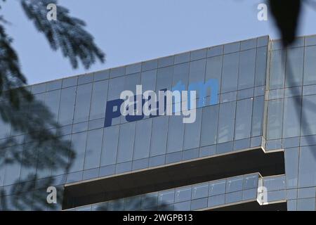 Noida, Uttar Pradesh, Indien. Februar 2024. Ein Schild von Paytm ist am 6. Februar 2024 auf der Spitze des Bürogebäudes in Noida am Stadtrand von Neu-Delhi, Indien, zu sehen. Die indische Zentralbank, die Reserve Bank of India (RBI), hat der Paytm Payments Bank Limited (PPBL) ab dem 29. Februar aufgrund von „anhaltenden Verstößen“, nach denen der Aktienkurs von Paytm rückläufig war, keine Bankaktivitäten mehr unterlassen. (Kreditbild: © Kabir Jhangiani/ZUMA Press Wire) NUR REDAKTIONELLE VERWENDUNG! Nicht für kommerzielle ZWECKE! Stockfoto