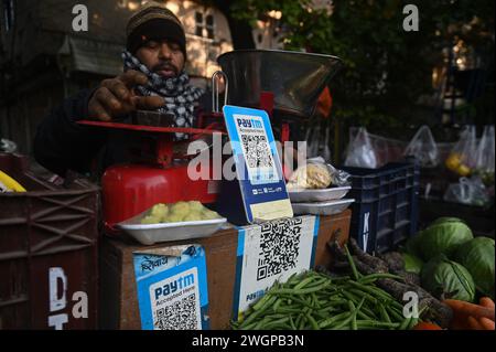 Neu-Delhi, Delhi, Indien. Februar 2024. Ein QR-Code von Paytm ist am 6. Februar 2024 an einem Verkaufsstand eines Gemüseverkäufers in Neu-Delhi, Indien, zu sehen. Die indische Zentralbank, die Reserve Bank of India (RBI), hat der Paytm Payments Bank Limited (PPBL) ab dem 29. Februar aufgrund von „anhaltenden Verstößen“, nach denen der Aktienkurs von Paytm rückläufig war, keine Bankaktivitäten mehr unterlassen. (Kreditbild: © Kabir Jhangiani/ZUMA Press Wire) NUR REDAKTIONELLE VERWENDUNG! Nicht für kommerzielle ZWECKE! Stockfoto