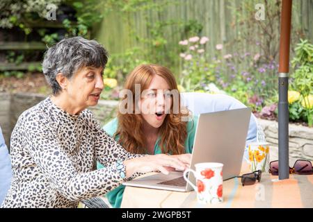 Die Enkelin ist besorgt über die Online-Aktivitäten von Omas, die sie vor dem Katfischen/Betrügen schützen Stockfoto