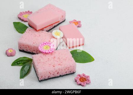 Verschiedene Schwämme zum Waschen von Geschirr. Bio-Reinigungskonzept, Zitronenfrische. Steinbetonhintergrund, flache Lage, Kopierraum Stockfoto