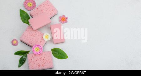 Verschiedene Schwämme zum Waschen von Geschirr. Bio-Reinigungskonzept, Zitronenfrische. Steinbetonhintergrund, flach, Bannerformat Stockfoto