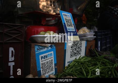 Neu-Delhi, Delhi, Indien. Februar 2024. Ein QR-Code von Paytm ist am 6. Februar 2024 an einem Verkaufsstand eines Gemüseverkäufers in Neu-Delhi, Indien, zu sehen. Die indische Zentralbank, die Reserve Bank of India (RBI), hat der Paytm Payments Bank Limited (PPBL) ab dem 29. Februar aufgrund von „anhaltenden Verstößen“, nach denen der Aktienkurs von Paytm rückläufig war, keine Bankaktivitäten mehr unterlassen. (Kreditbild: © Kabir Jhangiani/ZUMA Press Wire) NUR REDAKTIONELLE VERWENDUNG! Nicht für kommerzielle ZWECKE! Stockfoto