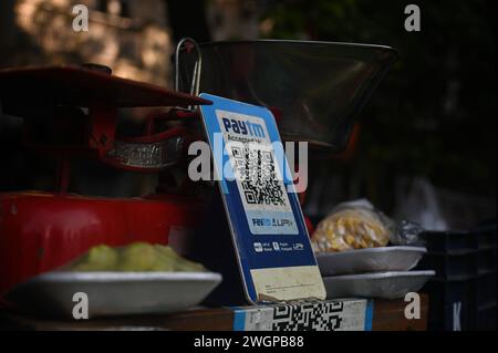 Neu-Delhi, Delhi, Indien. Februar 2024. Ein QR-Code von Paytm ist am 6. Februar 2024 an einem Verkaufsstand eines Gemüseverkäufers in Neu-Delhi, Indien, zu sehen. Die indische Zentralbank, die Reserve Bank of India (RBI), hat der Paytm Payments Bank Limited (PPBL) ab dem 29. Februar aufgrund von „anhaltenden Verstößen“, nach denen der Aktienkurs von Paytm rückläufig war, keine Bankaktivitäten mehr unterlassen. (Kreditbild: © Kabir Jhangiani/ZUMA Press Wire) NUR REDAKTIONELLE VERWENDUNG! Nicht für kommerzielle ZWECKE! Stockfoto