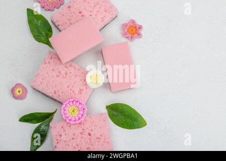 Verschiedene Schwämme zum Waschen von Geschirr. Bio-Reinigungskonzept, Zitronenfrische. Steinbetonhintergrund, flache Lage, Draufsicht Stockfoto