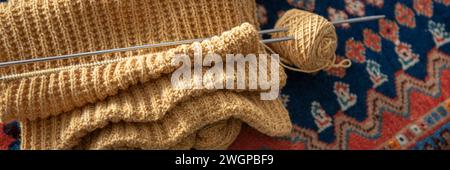 Nahaufnahme einer Elderley-Dame, die an ihrem Esstisch strickt Stockfoto