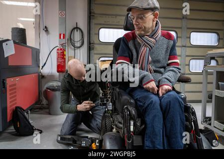 Mechaniker, der am Prototyp des Rollstuhls arbeitet Stockfoto