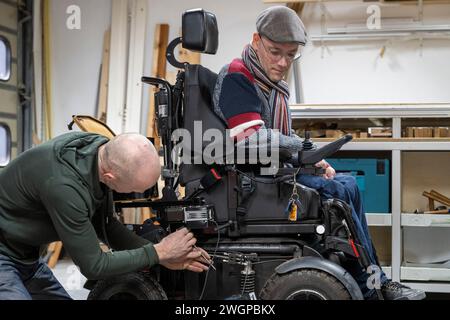 Mechaniker, der am Prototyp des Rollstuhls arbeitet Stockfoto