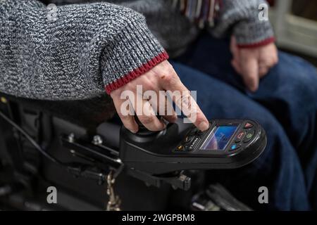 Nahaufnahme eines Mannes mit Zerebralparese im Rollstuhl Stockfoto