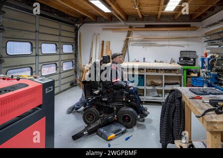 Mechaniker, der am Prototyp des Rollstuhls arbeitet Stockfoto
