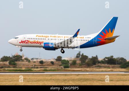 Jet2 Holidays Boeing 737-33A (G-GDFB) Ankunft am späten Abend aus Newcastle, Großbritannien. Stockfoto